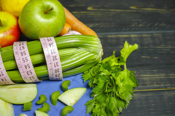 Verduras verdes e frutas - brotos de aipo e maçãs, conceito de dieta de aptidão saudável
 - Foto, Imagem