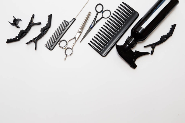 Профессиональные парикмахерские инструменты, изолированные на белом - Фото, изображение