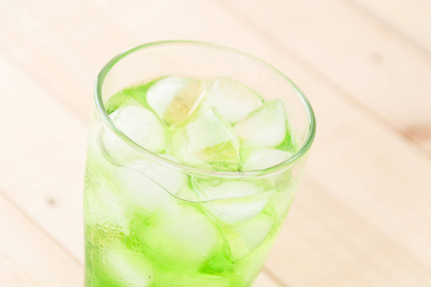 green soda on wood background - Foto, afbeelding