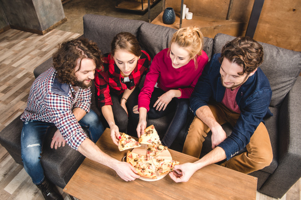 Smiling friends eating pizza - Foto, Imagen
