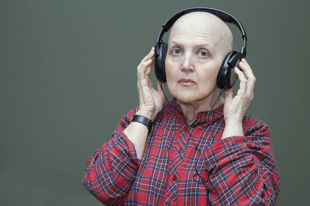 Ältere lächelnde positive Frau mit Glatze nach Chemotherapie nach Hause - Foto, Bild