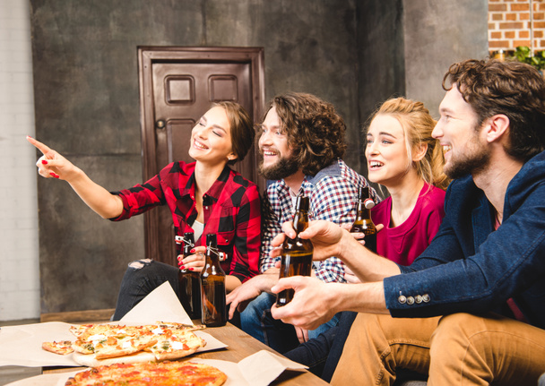 Ystävät juovat olutta ja syövät pizzaa
  - Valokuva, kuva