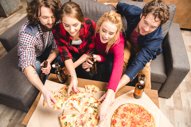 Happy friends enjoying pizza - Foto, imagen