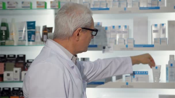 Pharmacien masculin posant à la pharmacie
 - Séquence, vidéo