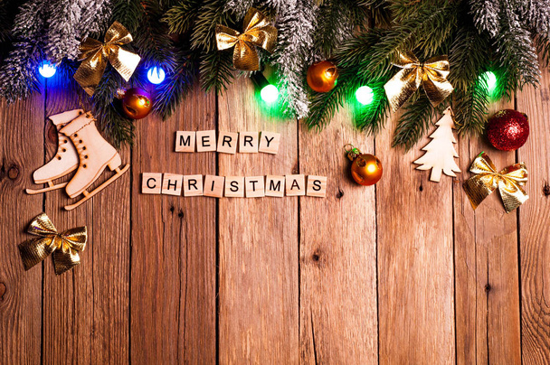 Kerstboom met decoratie en kleurrijke lichten op donkere houten achtergrond. Kerstmis achtergrond. Kopieer ruimte. Bovenaanzicht - Foto, afbeelding