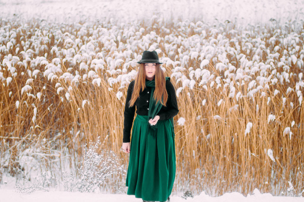 Młoda atrakcyjna dziewczyna ogarnięcie na śniegu w zimie. Portr zima - Zdjęcie, obraz