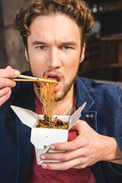 Man eating noodles - Foto, Imagem