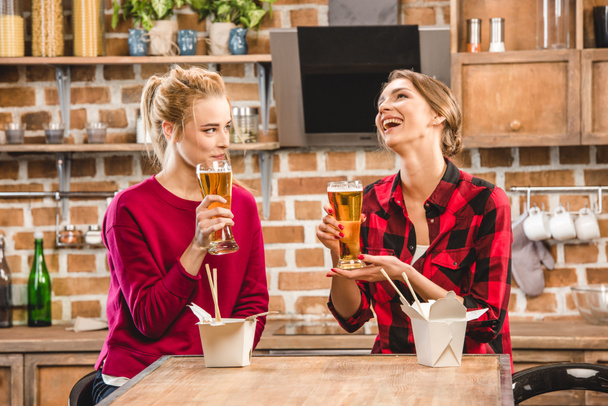Happy women with noodles and beer - Foto, Imagen