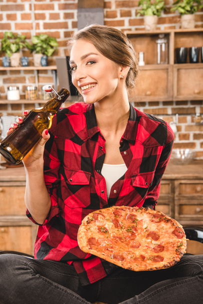 woman with beer and pizza - Φωτογραφία, εικόνα