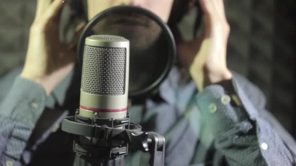 man singing in the Studio - Séquence, vidéo