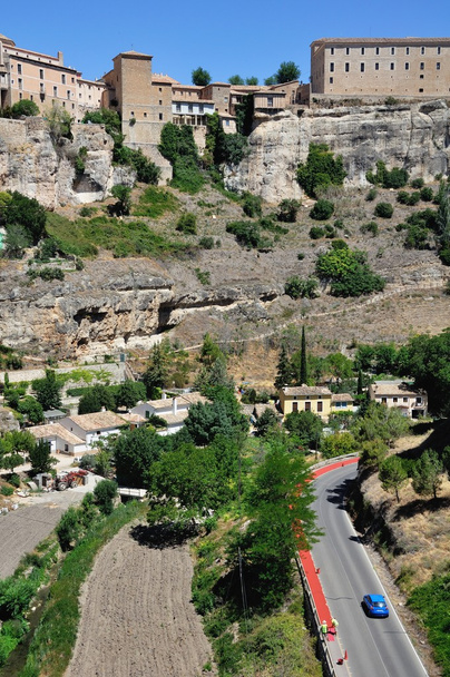 Cuenca talot sijaitsevat kalliolla
 - Valokuva, kuva