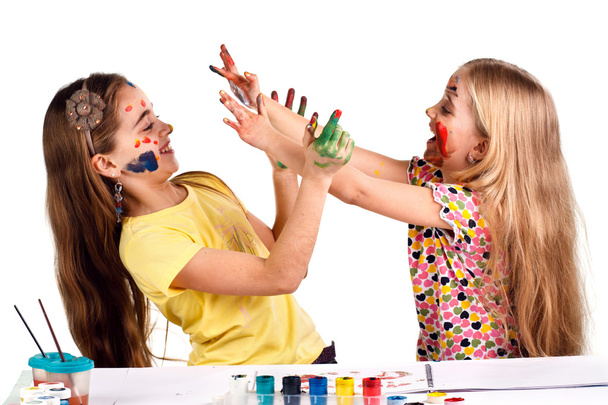 las niñas pintan los colores de cada uno
 - Foto, Imagen