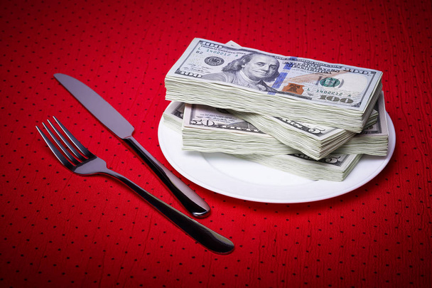 Доллары на тарелку и столовые приборы
 - Фото, изображение