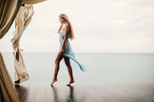 Young female walking on beach resort - Foto, Bild