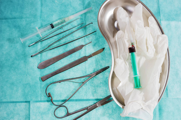 Conjunto de instrumentos cirúrgicos
 - Foto, Imagem