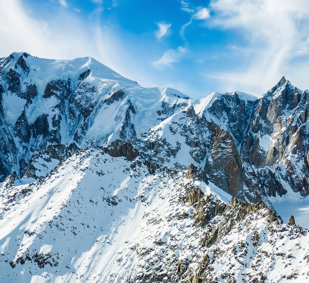 Beaux sommets enneigés en Italie du Nord et paysage nuageux
 - Photo, image