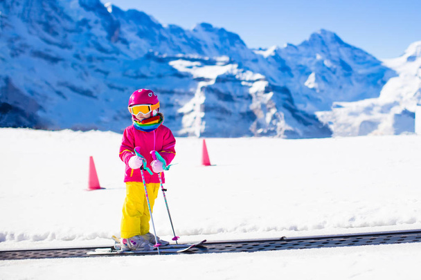 スキー学校で子供。山の雪の冬の楽しみ. - 写真・画像