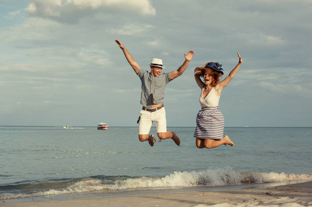 couple jumping on the beach - Fotoğraf, Görsel