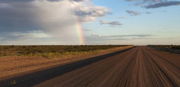 Argentina: un arcobaleno su una strada sterrata al tramonto nel paesaggio della Patagonia settentrionale nella penisola di Valdes
 - Foto, immagini
