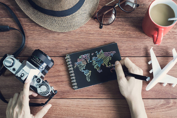 旅行者のアクセサリーと黒のノートと sp にコピーを持つアイテム - 写真・画像
