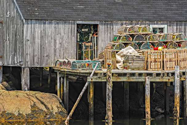 Pontile da pesca in legno con trappole per aragoste allestito e pronto per una giornata di pesca
 - Foto, immagini