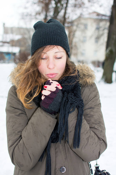 žena oteplování ruce sněhem potřísněné park - Fotografie, Obrázek