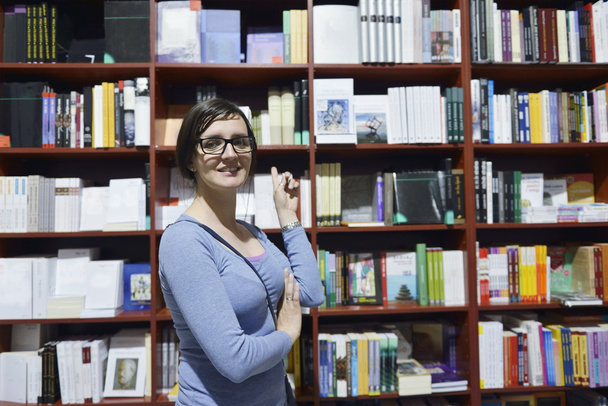 Kütüphane içinde kadın - Fotoğraf, Görsel
