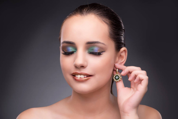 Mooie vrouw pronken haar sieraden in fashion concept - Foto, afbeelding