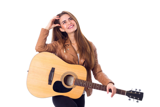 jonge vrouw met een gitaar - Foto, afbeelding