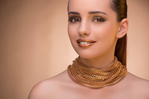 Zarif mücevher giyen güzel kadın - Fotoğraf, Görsel