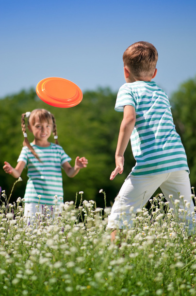Niños jugando frisbee
 - Foto, Imagen