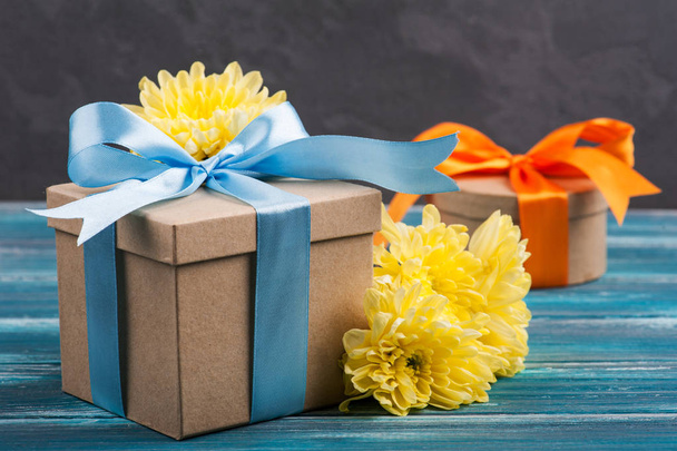mavi ve turuncu yay ile el yapımı hediye kutuları - Fotoğraf, Görsel