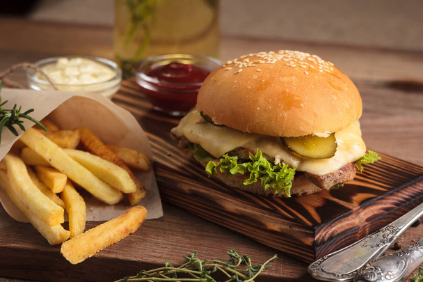 Biftek ve patates kızartması ile klasik burger - Fotoğraf, Görsel