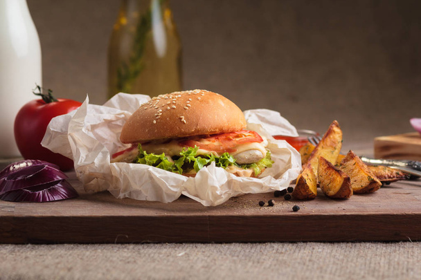 Класичний бургер з курячими та картопляними клинами
 - Фото, зображення