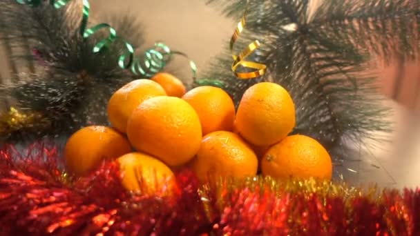 Ano Novo. Composição de Natal de tangerinas, galhos de árvore de Natal e figuras de Natal
 - Filmagem, Vídeo