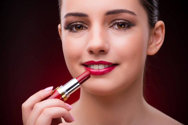 Mujer con lápiz labial rojo en concepto de belleza
 - Foto, Imagen
