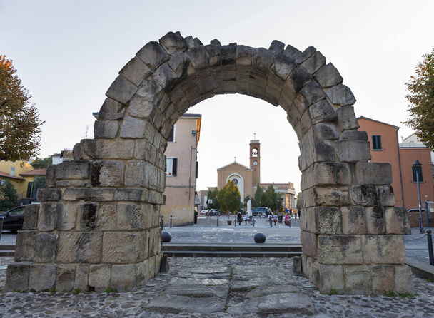 Muinainen portti Porta Montanara, Rimini, Italia
. - Valokuva, kuva