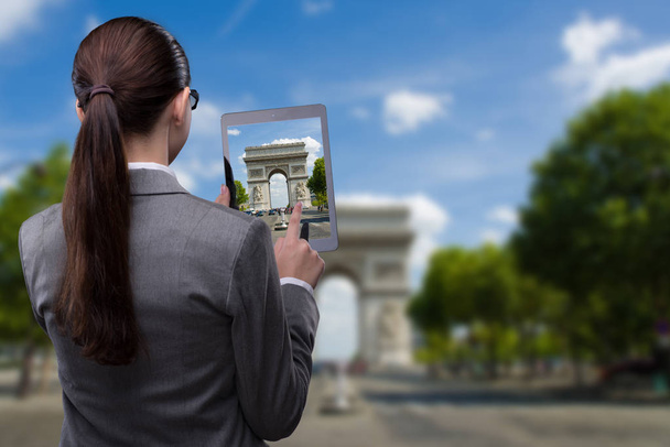 Concept de voyage en réalité virtuelle avec femme et tablette
 - Photo, image