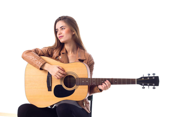 bir gitar tutan genç kadın - Fotoğraf, Görsel
