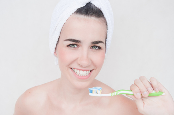 Mosolygó fiatal nő, egészséges szép fogakat tartja a fogkefe - Fotó, kép