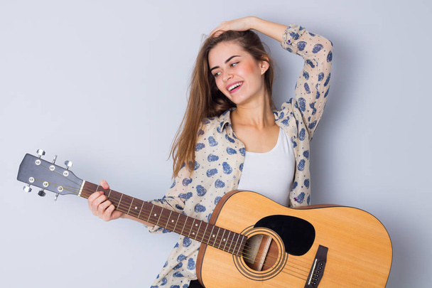 Jeune femme tenant une guitare
 - Photo, image