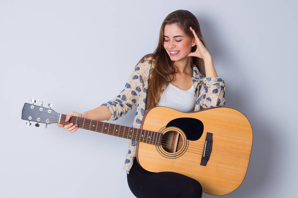 Молодая женщина с гитарой
 - Фото, изображение