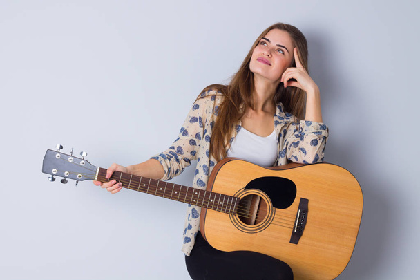 Jeune femme tenant une guitare
 - Photo, image