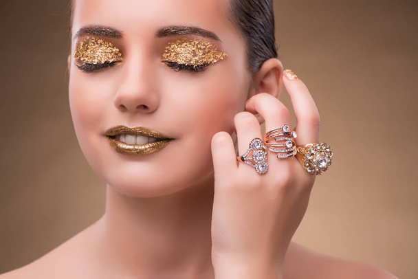 Zarif kadın mücevher moda kavramı ile - Fotoğraf, Görsel