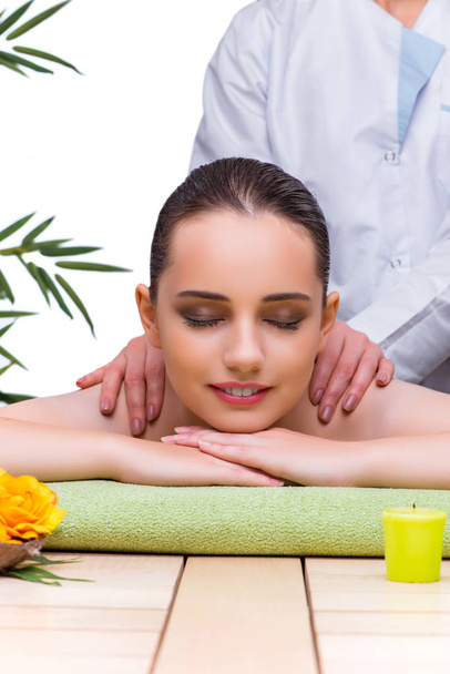 Kobieta podczas masażu w spa salon - Zdjęcie, obraz