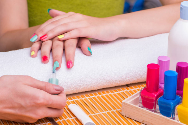 Concetto manicure donna in trattamento mano
 - Foto, immagini