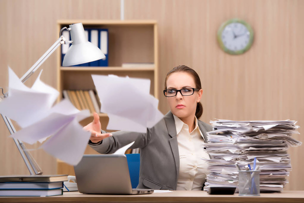 Femme d'affaires stressée par trop de travail au bureau
 - Photo, image