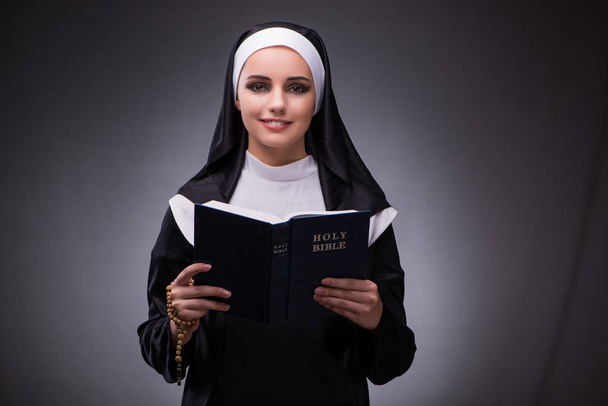 暗い背景に宗教概念の宗教修道女 - 写真・画像