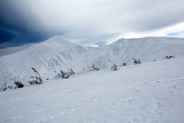 Winter mountains on cloudy day - Valokuva, kuva
