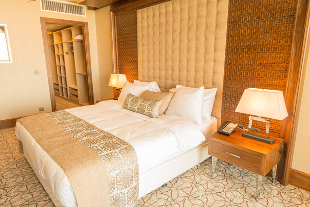 Chambre d'hôtel moderne avec grand lit
 - Photo, image